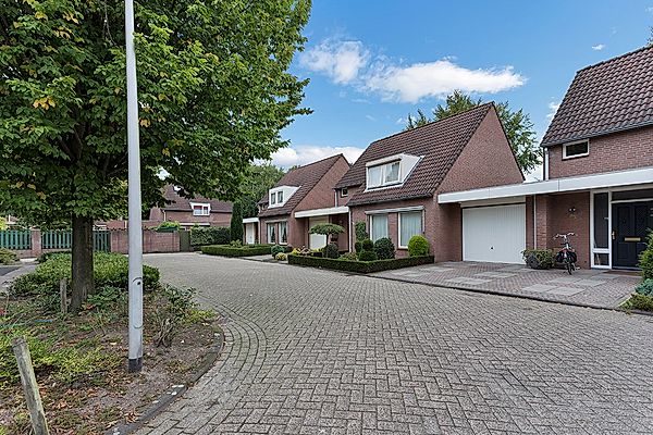free-sector-houses for rent on Rembrandtpark 72